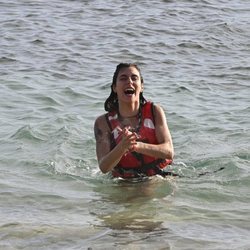 Beatriz Retamal llegando a la playa en la gala de estreno de 'Supervivientes 2020'