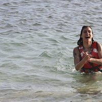 Beatriz Retamal llegando a la playa en la gala de estreno de 'Supervivientes 2020'