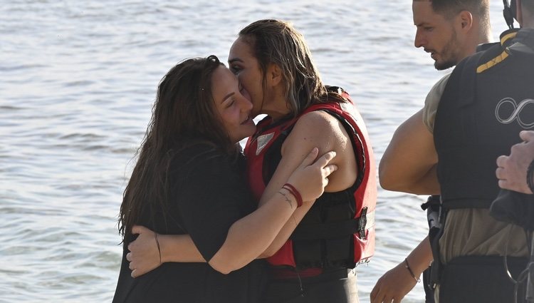 Rocío Flores y Ana María Aldón se abrazan en la gala de estreno de 'Supervivientes 2020'