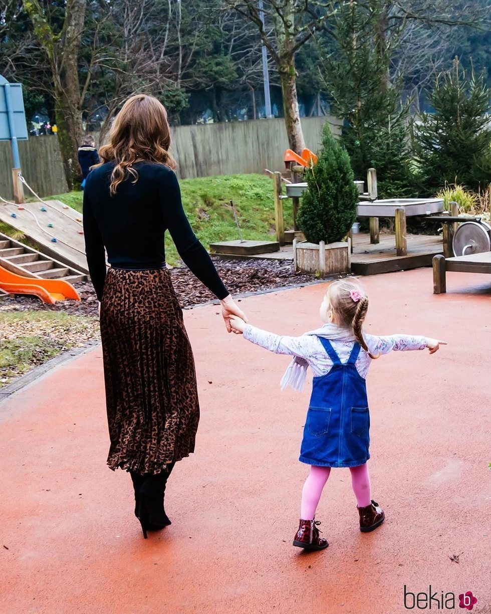 Kate Middleton paseando de la mano con una niña