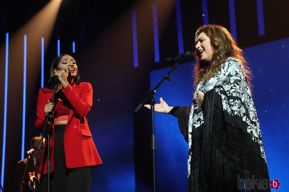 Nia Peeples y Estrella Morente cantando en la Gala 6 de 'OT 2020'