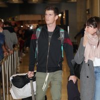 Aitana Ocaña y Miguel Bernardeau en el aeropuerto de Madrid volviendo de Milán