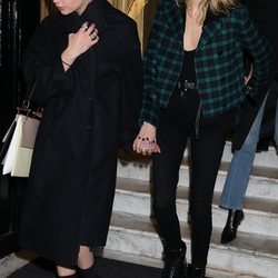 Cara Delevingne y Ashley Benson disfrutando de París