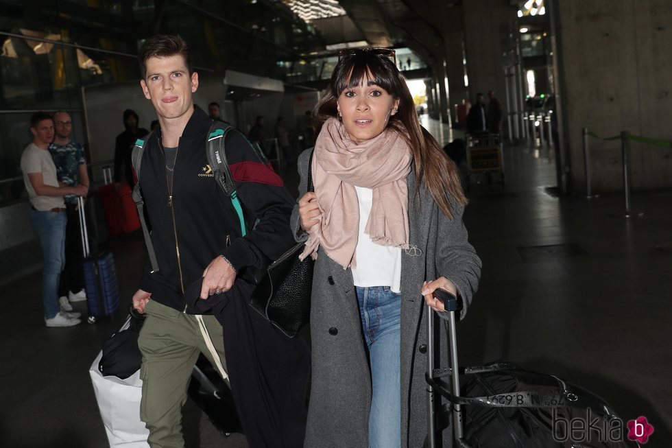 Aitana Ocaña y Miguel Bernardeau en el aeropuerto de Madrid volviendo de la Semana de la Moda de Milán