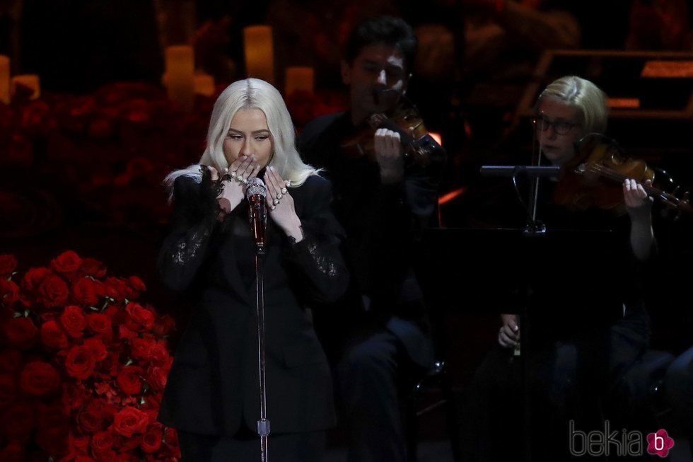 Christina Aguilera actuando en el funeral de Kobe Bryant en el Staples Center de Los Ángeles