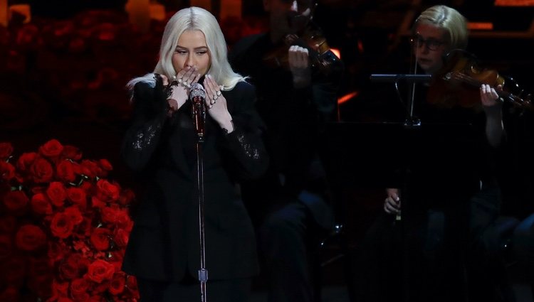 Christina Aguilera actuando en el funeral de Kobe Bryant en el Staples Center de Los Ángeles