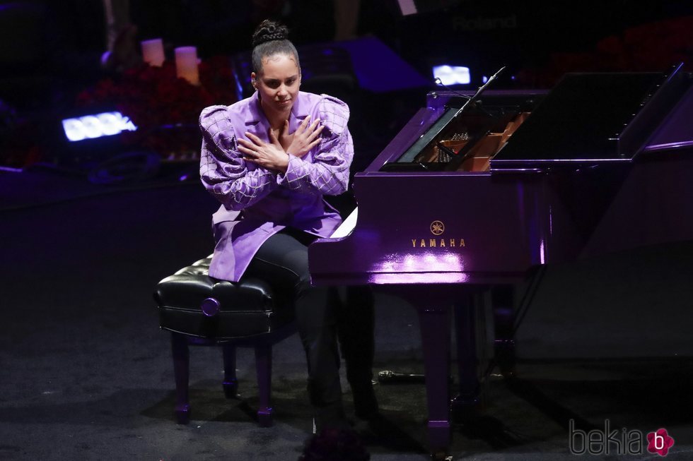 Alicia Keys actuando en el funeral de Kobe Bryant en el Staples Center de Los Ángeles