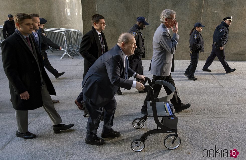 Harvey Weinstein llegando a los juzgados de Nueva York para conocer el veredicto de su juicio