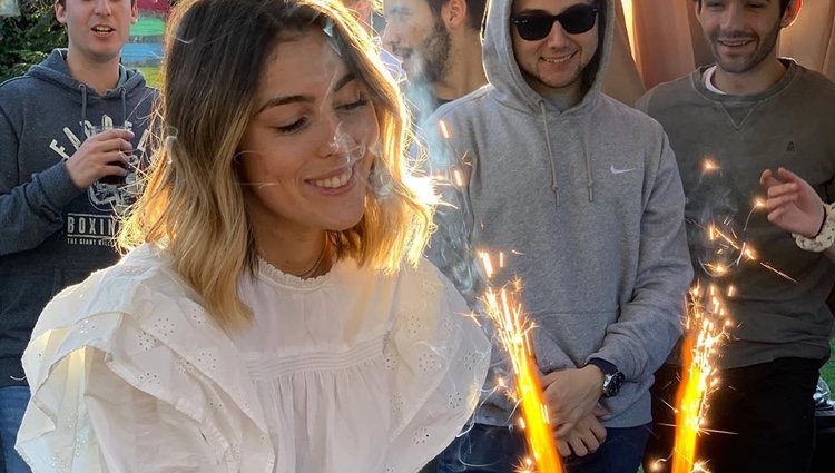 Anna Ferrer soplando las velas de su 23 cumpleaños