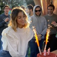 Anna Ferrer soplando las velas de su 23 cumpleaños