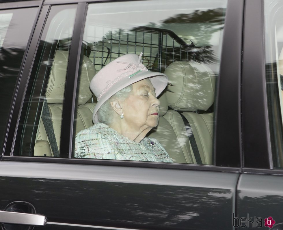 La Reina Isabel, dormida en el coche