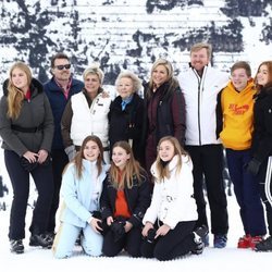 Beatriz de Holanda con sus hijos Guillermo Alejandro y Constantino de Holanda, sus nueras Máxima y Laurentien y sus nietos en Lech