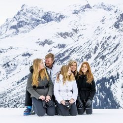 Guillermo Alejandro y Máxima de Holanda, muy cómplices con sus hijas en su posado de invierno