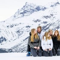 Guillermo Alejandro y Máxima de Holanda, muy cómplices con sus hijas en su posado de invierno