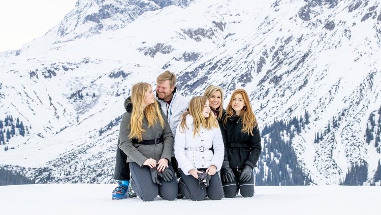 Guillermo Alejandro y Máxima de Holanda, muy cómplices con sus hijas en su posado de invierno