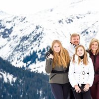 Guillermo Alejandro y Máxima de Holanda con sus hijas Amalia, Alexia y Ariane de Holanda en su posado de invierno