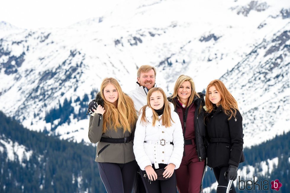 Guillermo Alejandro y Máxima de Holanda con sus hijas Amalia, Alexia y Ariane de Holanda en su posado de invierno