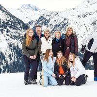 Guillermo Alejandro, Claus y Alexia de Holanda, muy divertidos junto a la Familia Real Holandesa en su posado de invierno