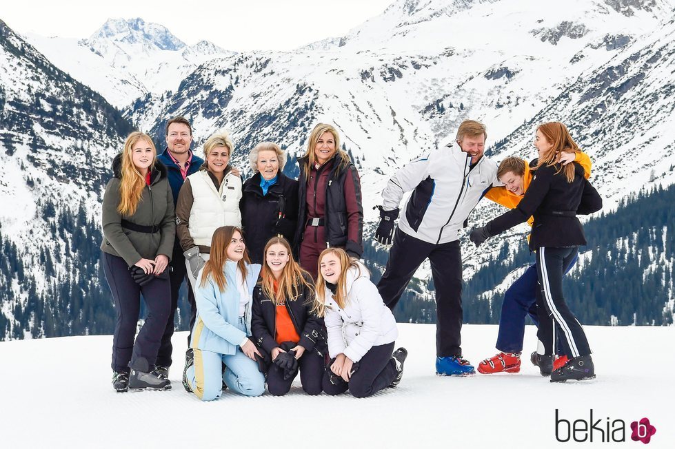 Guillermo Alejandro, Claus y Alexia de Holanda, muy divertidos junto a la Familia Real Holandesa en su posado de invierno