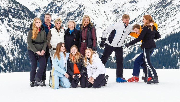 Guillermo Alejandro, Claus y Alexia de Holanda, muy divertidos junto a la Familia Real Holandesa en su posado de invierno