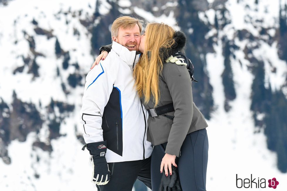 Amalia de Holanda besa a Guillermo Alejandro de Holanda en su posado de invierno