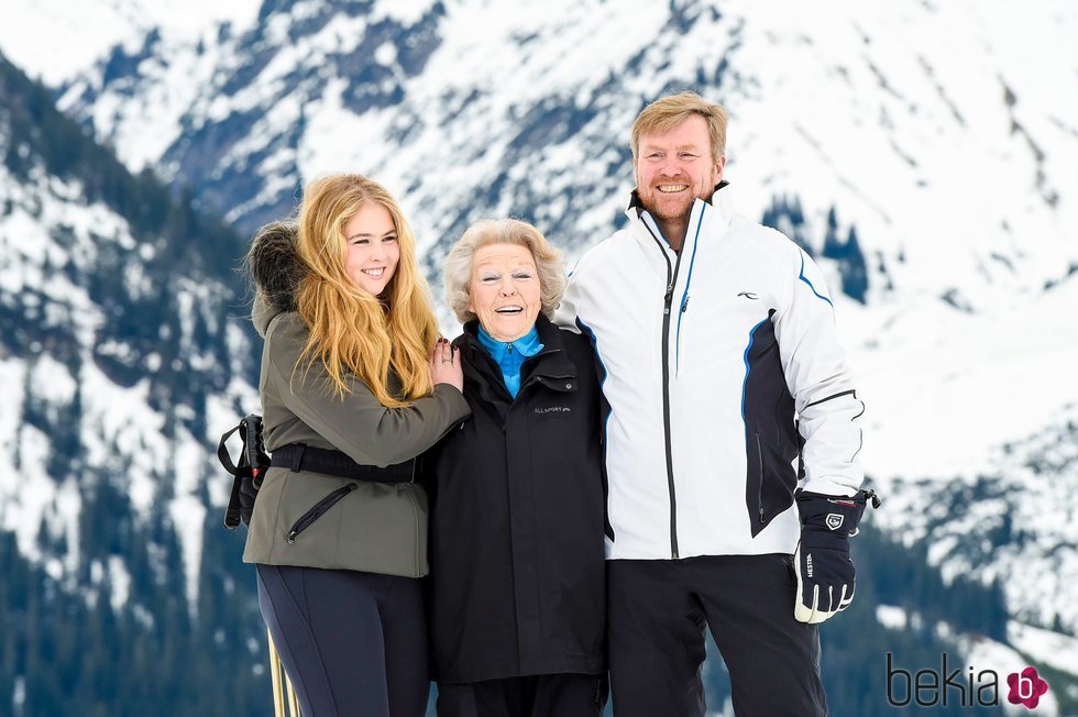 Amalia de Holanda, Beatriz de Holanda y Guillermo Alejandro de Holanda en su posado de invierno