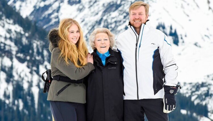 Amalia de Holanda, Beatriz de Holanda y Guillermo Alejandro de Holanda en su posado de invierno