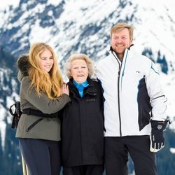 Amalia de Holanda, Beatriz de Holanda y Guillermo Alejandro de Holanda en su posado de invierno