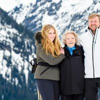 Amalia de Holanda, Beatriz de Holanda y Guillermo Alejandro de Holanda en su posado de invierno