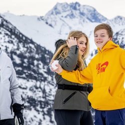 Claus de Orange-Nassau con una bola de nieve junto a Guillermo Alejandro de Holanda y Amalia de Holanda en la nieve