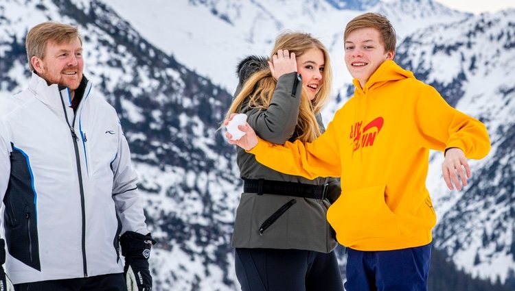 Claus de Orange-Nassau con una bola de nieve junto a Guillermo Alejandro de Holanda y Amalia de Holanda en la nieve