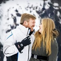 Guillermo Alejandro de Holanda y su hija Amalia de Holanda ríen divertidos en su posado de invierno