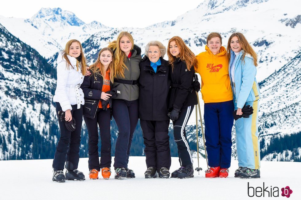 Beatriz de Holanda con sus nietas Ariane, Leonor, Amalia, Alexia y Eloísa y su nieto Claus en su posado de invierno