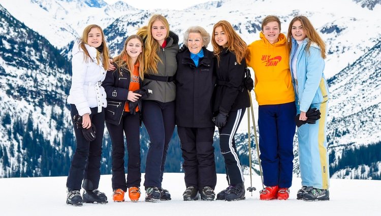 Beatriz de Holanda con sus nietas Ariane, Leonor, Amalia, Alexia y Eloísa y su nieto Claus en su posado de invierno