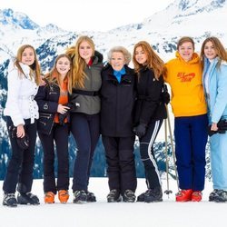 Beatriz de Holanda con sus nietas Ariane, Leonor, Amalia, Alexia y Eloísa y su nieto Claus en su posado de invierno