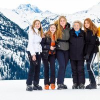 Beatriz de Holanda con sus nietas Ariane, Leonor, Amalia, Alexia y Eloísa y su nieto Claus en su posado de invierno