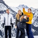 Claus de Orange-Nassau se divierte con su hermana Leonor de Orange-Nassau, Guillermo Alejandro de Holanda y Amalia de Holanda en la nieve