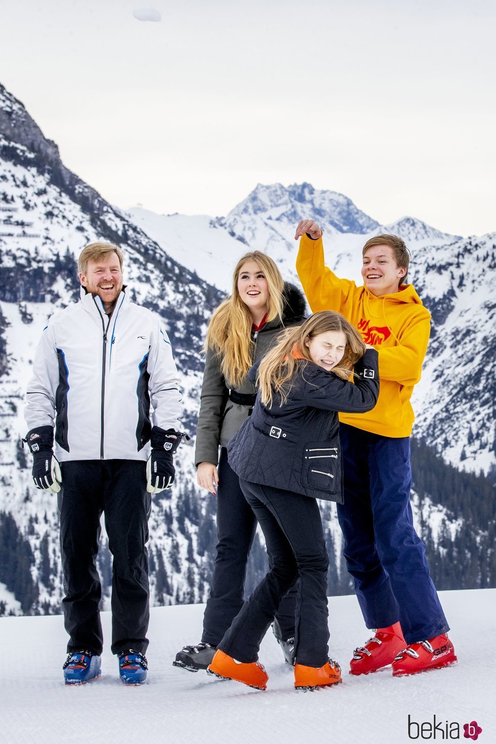 Claus de Orange-Nassau se divierte con su hermana Leonor de Orange-Nassau, Guillermo Alejandro de Holanda y Amalia de Holanda en la nieve