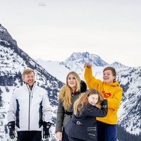 Claus de Orange-Nassau se divierte con su hermana Leonor de Orange-Nassau, Guillermo Alejandro de Holanda y Amalia de Holanda en la nieve