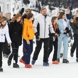 Guillermo Alejandro de Holanda con sus hijas y sus sobrinos en la nieve