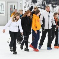 Guillermo Alejandro de Holanda con sus hijas y sus sobrinos en la nieve