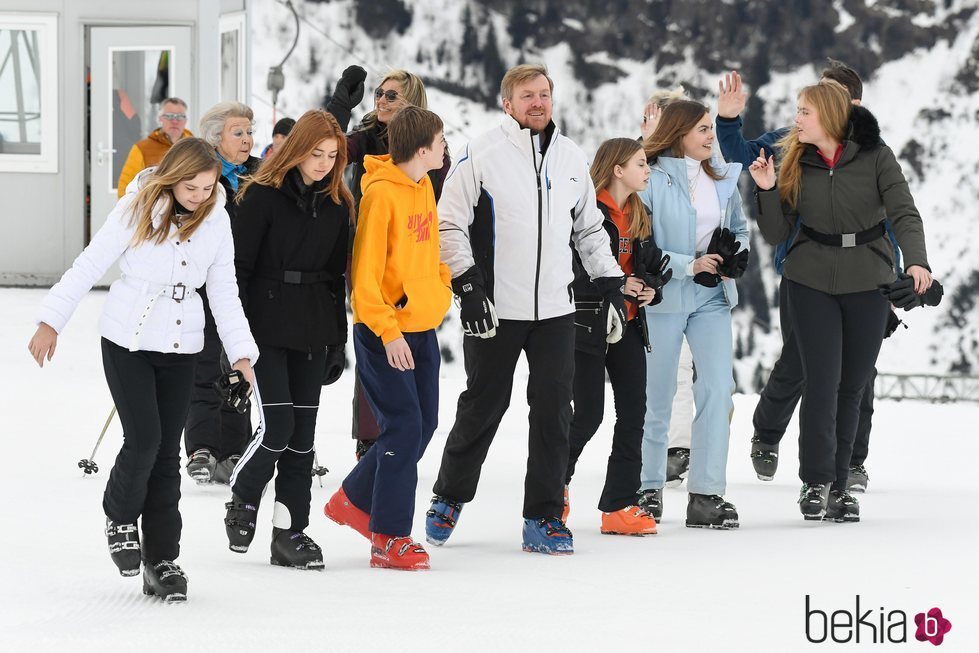 Guillermo Alejandro de Holanda con sus hijas y sus sobrinos en la nieve