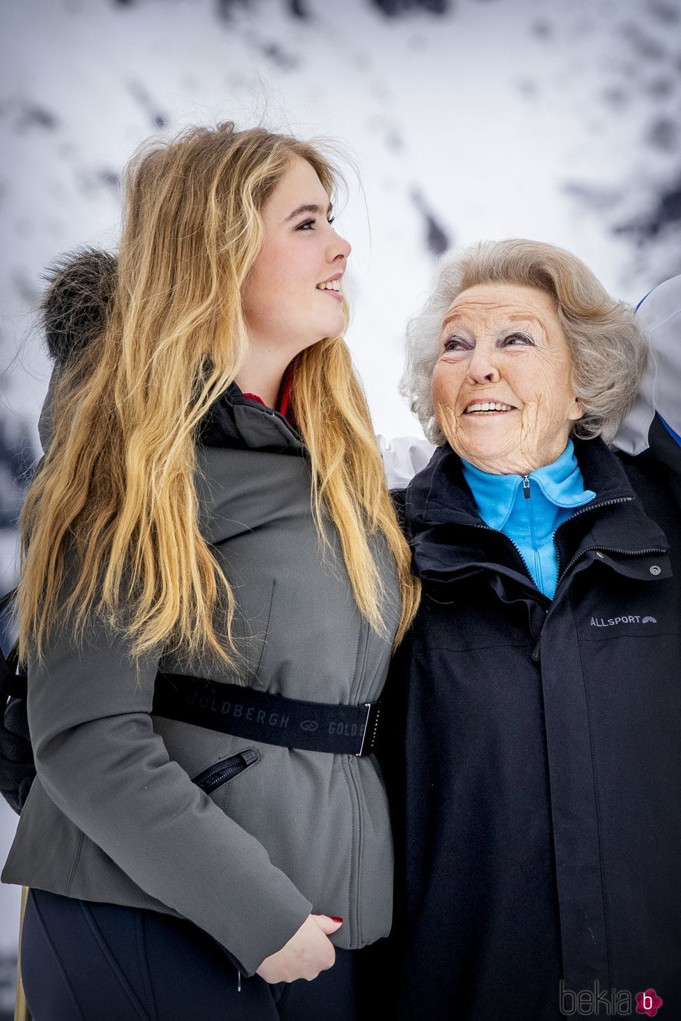 Beatriz de Holanda mira con cariño a Amalia de Holanda en Lech