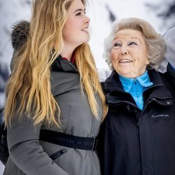 Beatriz de Holanda mira con cariño a Amalia de Holanda en Lech