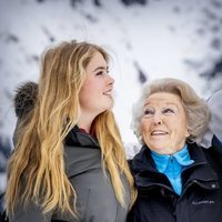 Beatriz de Holanda mira con cariño a Amalia de Holanda en Lech