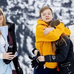 Claus de Orange-Nassau abraza a su hermana Leonor en presencia de Laurentien de Holanda y Eloísa de Orange-Nassau en Lech