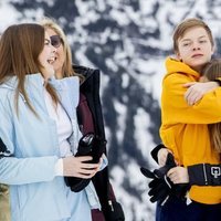 Claus de Orange-Nassau abraza a su hermana Leonor en presencia de Laurentien de Holanda y Eloísa de Orange-Nassau en Lech