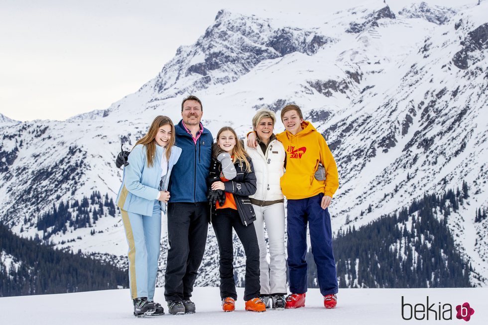 Constantino y Laurentien de Holanda con sus hijos Eloísa, Claus y Leonor de Orange-Nassau en Lech