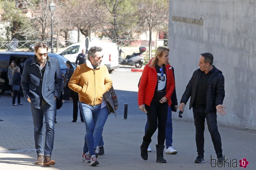 Víctor Sandoval con David Vallderas y Raúl Prieto llegando a la capilla ardiente de su padre Raimundo