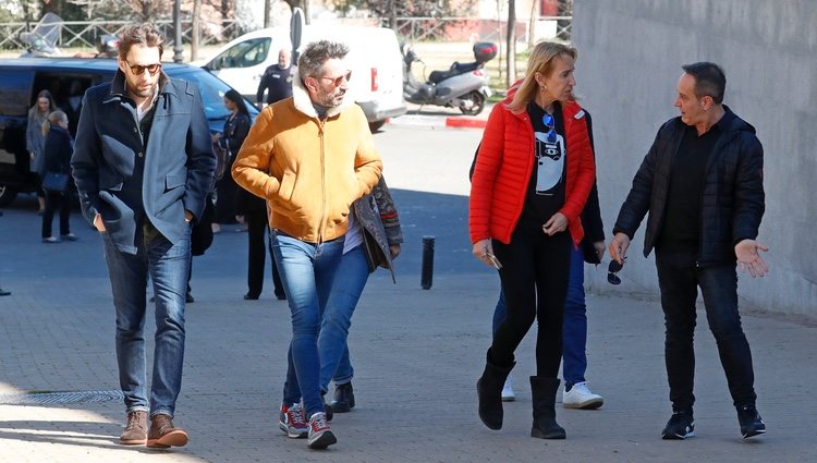 Víctor Sandoval con David Vallderas y Raúl Prieto llegando a la capilla ardiente de su padre Raimundo